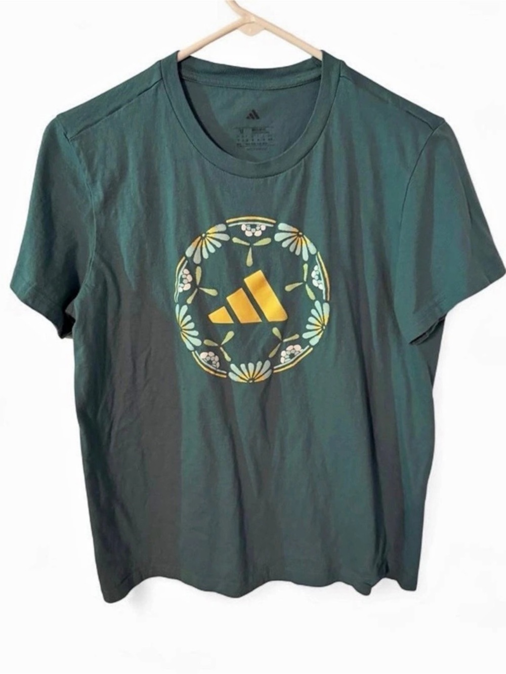 adidas Graphic Tee in Green Size Medium
